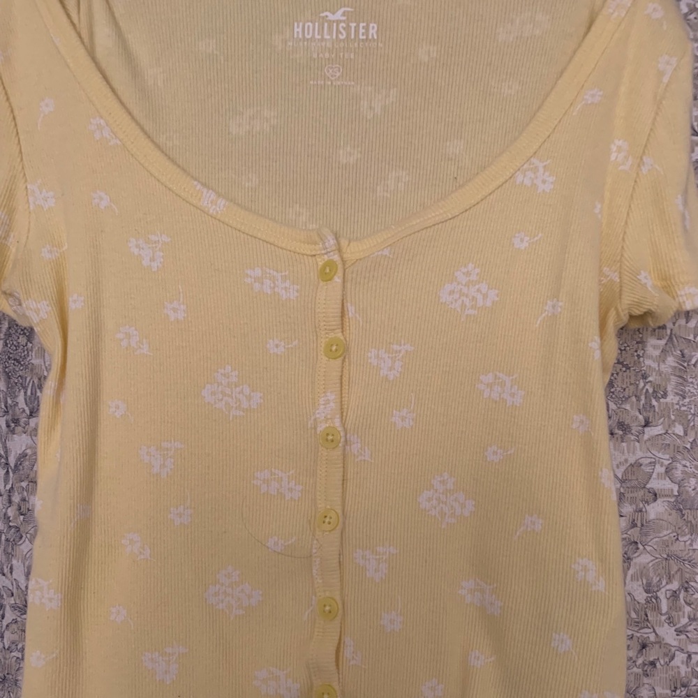 Hollister “Baby Tee” Button Up T-Shirt (yellow) 🌼🐝